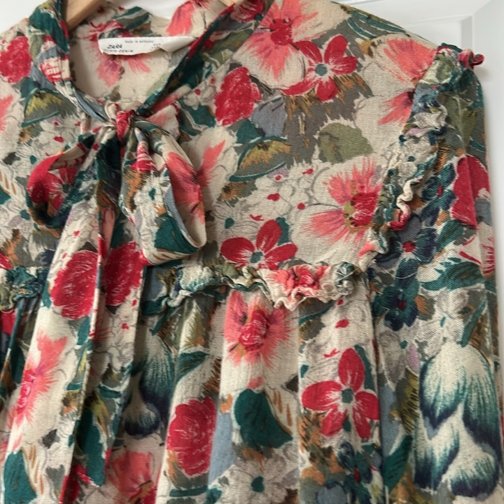 Zara Floral Print Tie Front Blouse w Ruffled Yokes with MEASUREMENTS Sz Small